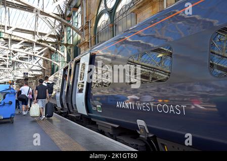 I passeggeri che scenderanno da un treno Avanti West Coast Pendolino sono appena arrivati alla stazione centrale di Glasgow, Scozia, Regno Unito Foto Stock