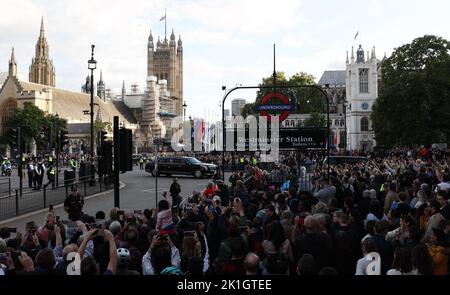 14 settembre 2022, Gran Bretagna, Londra: Un convoglio con il presidente degli Stati Uniti Biden si porta a Buckingham Palace. In vista dei funerali statali della Regina Elisabetta II lunedì 19 settembre 2022, il re Carlo III ospita un ricevimento per capi di stato e altri leader a Buckingham Palace la domenica sera, 18 settembre 2022. Foto: Christian Charisius/dpa Foto Stock