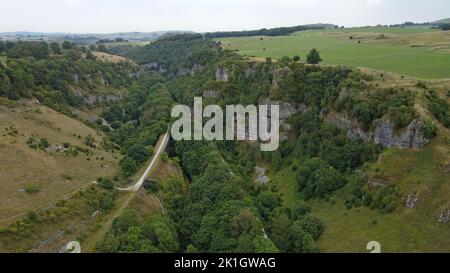 Una vista aerea del Monsal Trail, percorso a piedi e in bicicletta attraverso un taglio nelle rocce, Peak District National Park, Derbyshire, agosto 2022 Foto Stock