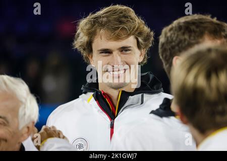 Amburgo, Germania. 18th Set, 2022. Tennis, uomini: Coppa Davis - fase di Gruppo, Gruppo C, partita di Gruppo Round, Germania - Australia. Krawietz/Pütz (Germania) - Ebden/Purcell (Australia). Alexander Zverev ride dopo la partita. Credit: Frank Molter/dpa/Alamy Live News Foto Stock