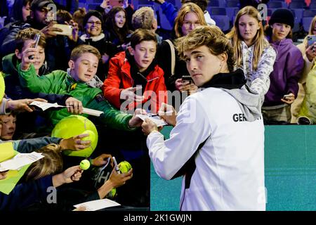 Amburgo, Germania. 18th Set, 2022. Tennis, uomini: Coppa Davis - fase di Gruppo, Gruppo C, partita di Gruppo Round, Germania - Australia. Krawietz/Pütz (Germania) - Ebden/Purcell (Australia). Alexander Zverev firma autografi. Credit: Frank Molter/dpa/Alamy Live News Foto Stock