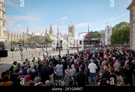 Londra, Regno Unito. 18th Set, 2022. Numerose persone aspettano ad un incrocio fuori dal Palazzo di Westminster per dare un'occhiata agli ospiti di stato in arrivo che vogliono visitare la bara della Regina Elisabetta II nella Westminster Hall. La regina Elisabetta II della Gran Bretagna morì il 08 settembre 2022, all'età di 96 anni. La bara con la Regina sarà disposta nel Palazzo di Westminster (Parlamento) per quattro giorni. Per il 19th settembre è previsto un atto di Stato presso l'Abbazia di Westminster con circa 2000 ospiti e il funerale nel Castello di Windsor vicino a Londra. Credit: Christian Charisius/dpa/Alamy Live News Foto Stock