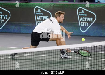 Amburgo, Germania. 18th Set, 2022. Tennis, uomini: Coppa Davis - fase di Gruppo, Gruppo C, partita di Gruppo Round, Germania - Australia. Krawietz/Pütz (Germania) - Ebden/Purcell (Australia). Kevin Krawietz è in azione. Credit: Frank Molter/dpa/Alamy Live News Foto Stock