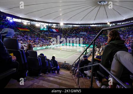 Amburgo, Germania. 18th Set, 2022. Tennis, uomini: Coppa Davis - fase di Gruppo, Gruppo C, partita di Gruppo Round, Germania - Australia. Krawietz/Pütz (Germania) - Ebden/Purcell (Australia). Gli spettatori seguono la partita al Rothenbaum Credit: Frank Molter/dpa/Alamy Live News Foto Stock