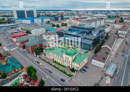 Kazan, Russia. Settembre 10, 2022. Chiesa della discesa dello Spirito Santo nel centro di Kazan. Chiesa ortodossa in stile barocco. Pietra miliare architettonica di Kazan Foto Stock