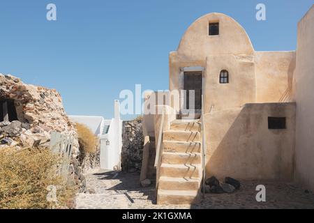 Una tradizionale casa greca nel pittoresco villaggio collinare di Pyrgos Kallistis sull'isola egea di Santorini, Grecia. Foto Stock