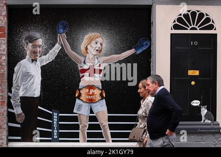 Un murale raffigurante Liz Truss che batte Rishi Sunak nella leadership del Partito conservatore e diventa primo Ministro britannico a Belfast, Irlanda del Nord. Foto Stock