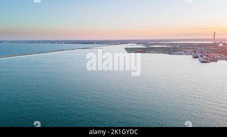 Vista aerea di un porto con navi a vela e ormeggiate. La fotografia è stata scattata da un drone ad un'altitudine più alta nella stagione estiva al tramonto. Foto Stock