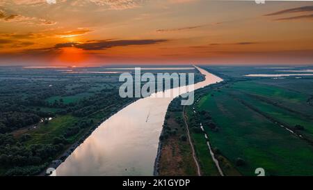 Fotografia aerea ripresa sul delta del Danubio, vicino a Sulina, Romania. La fotografia è stata scattata da un drone ad un'altitudine più alta all'alba. Foto Stock