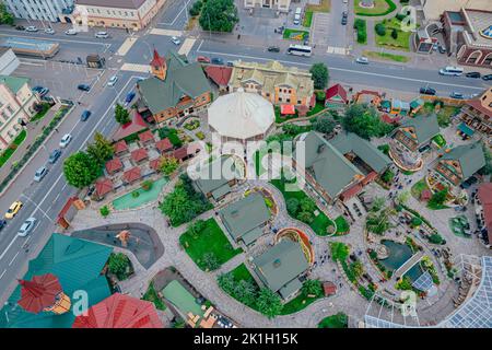 Kazan, Russia. Settembre 10, 2022. Complesso Tugan Avylym. Tradizionale architettura Tatar. Ethnocomplesso con musei, ristoranti e attrazioni. Una popolare attrazione turistica. Vista dall'alto. Foto Stock