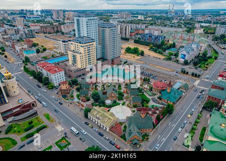 Kazan, Russia. Settembre 10, 2022. Complesso Tugan Avylym. Tradizionale architettura Tatar. Ethnocomplesso con musei, ristoranti e attrazioni. Una popolare attrazione turistica. Vista dall'alto. Foto Stock