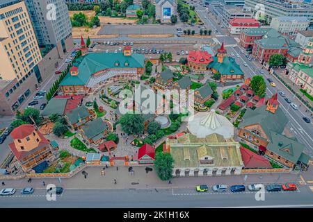 Kazan, Russia. Settembre 10, 2022. Complesso Tugan Avylym. Tradizionale architettura Tatar. Ethnocomplesso con musei, ristoranti e attrazioni. Una popolare attrazione turistica. Vista dall'alto. Foto Stock