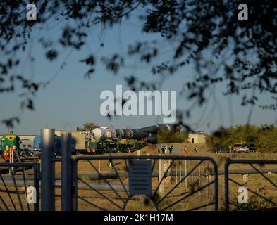Baikonur, Kazakistan. 18th Set, 2022. La navicella spaziale russa Soyuz MS-22 e il razzo booster vengono lanciati in treno per lanciare il pad 31 del Cosmodrome di Baikonur, 18 settembre 2022 a Baikonur, Kazakistan. Spedizione Stazione spaziale Internazionale 68 membri dell'equipaggio l'astronauta Frank Rubio della NASA, e i cosmonauti Sergey Prokopyev e Dmitri Petelin del Roscosmos saranno lanciati il 21st settembre al laboratorio orbitante. Credit: Bill Ingalls/NASA/Alamy Live News Foto Stock