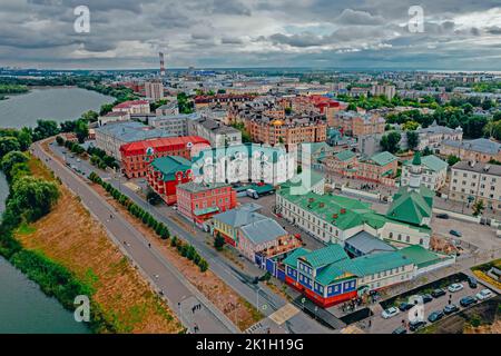 Vecchio quartiere Tatar. Tradizionale quartiere Tatar sulla riva del lago Kaban a Kazan. Vista sulla Moschea di al-Marjani. Vista dall'alto. Foto Stock