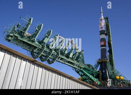 Baikonur, Kazakistan. 18th Set, 2022. La navicella spaziale russa Soyuz MS-22 e il razzo booster sono sollevati in verticale dopo aver rotolato via treno al piazzale di lancio 31 del Cosmodromo di Baikonur, 18 settembre 2022 a Baikonur, Kazakhstan. Spedizione Stazione spaziale Internazionale 68 membri dell'equipaggio l'astronauta Frank Rubio della NASA, e i cosmonauti Sergey Prokopyev e Dmitri Petelin del Roscosmos saranno lanciati il 21st settembre al laboratorio orbitante. Credit: Bill Ingalls/NASA/Alamy Live News Foto Stock