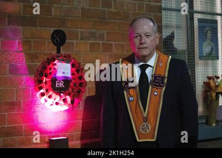 Presidente del Comitato Orange Hall di Belfast Ovest ed ex membro dell'Assemblea legislativa dell'Irlanda del Nord William Humphrey dopo aver osservato il silenzio del minuto nazionale in memoria della Regina Elisabetta II Il paese osserva un minuto di silenzio per ricordare la Regina, con persone invitate a celebrare l'occasione privatamente a casa, a casa o per strada, o in occasione di eventi e di veglie della comunità. Data immagine: Domenica 18 settembre 2022. Foto Stock