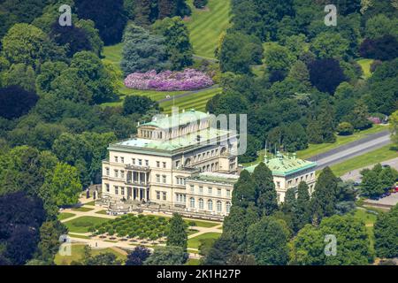 Veduta aerea, Villa Hügel e fiore di rododendro nel parco, ex residenza e casa rappresentativa della famiglia industriale Krupp, Essen-bred Foto Stock