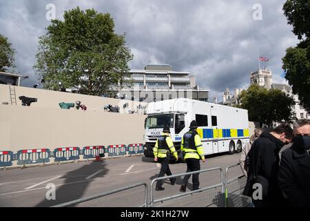 Westminster, Londra, Regno Unito. 18th Settembre 2022. Era molto frenetico intorno all'Abbazia di Westminster oggi mentre si preparavano per i funerali di sua Maestà la Regina domani. Nella zona è in corso una grande operazione di sicurezza della polizia. Le emittenti televisive di tutto il mondo riportavano in diretta dall'esterno dell'Abbazia di Westminster. Credit: Maureen McLean/Alamy Live News Foto Stock