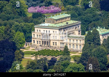 Veduta aerea, Villa Hügel e fiore di rododendro nel parco, ex residenza e casa rappresentativa della famiglia industriale Krupp, Essen-bred Foto Stock