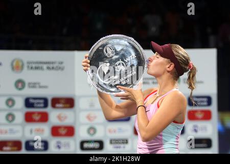 Chennai, Tamil Nadu, India. 18th Set, 2022. Linda Fruhvirtova, Repubblica Ceca, celebra la sua vittoria contro Magda Linetta, Polonia, durante la finale femminile del torneo di tennis Chennai Open 2022 del WTA Tour a Chennai. (Credit Image: © Sri Loganathan/ZUMA Press Wire) Foto Stock