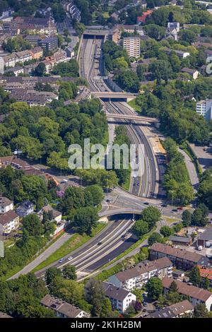 Vista aerea, superstrada A52 con incrocio Ruhrallee strada federale B227, Bergerhausen, Essen, zona Ruhr, Renania settentrionale-Vestfalia, Germania, Freeway A52, Foto Stock