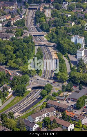 Vista aerea, superstrada A52 con incrocio Ruhrallee strada federale B227, Bergerhausen, Essen, zona Ruhr, Renania settentrionale-Vestfalia, Germania, Freeway A52, Foto Stock