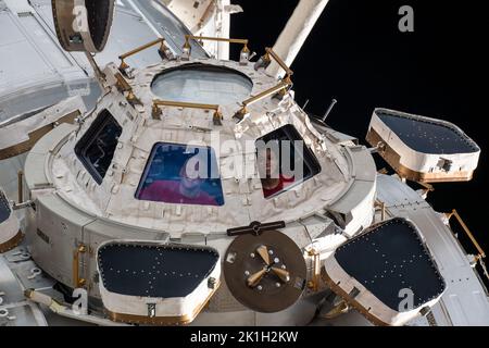 Stazione spaziale Internazionale, ORBITA TERRESTRE. 12 Settembre 2022. Gli ingegneri di volo della NASA Expedition 67 Bob Hines, a sinistra, e Jessica Watkins guardano fuori dall'interno della cupola a bordo della Stazione spaziale Internazionale, 12 settembre 2022 in Earth Orbit. Credit: NASA Johnson/NASA/Alamy Live News Foto Stock