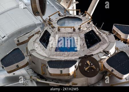 Stazione spaziale Internazionale, ORBITA TERRESTRE. 12 Settembre 2022. Agenzia spaziale europea astronauta e spedizione 67 l'ingegnere di volo Samantha Cristoforetti ondeggia dall'interno della cupola a bordo della Stazione spaziale Internazionale, 12 settembre 2022 a Earth Orbit. Credit: NASA Johnson/NASA/Alamy Live News Foto Stock