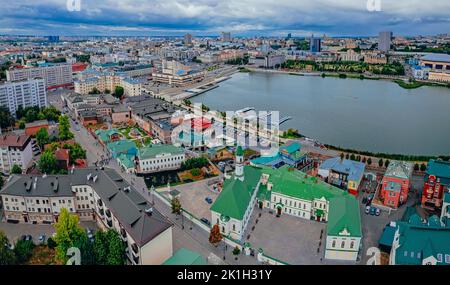 Vecchio quartiere Tatar. Tradizionale quartiere Tatar sulla riva del lago Kaban a Kazan. Vista sulla Moschea di al-Marjani. Vista dall'alto. Foto Stock