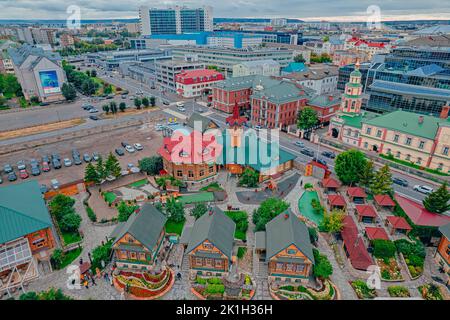 Kazan, Russia. Settembre 10, 2022. Complesso Tugan Avylym. Tradizionale architettura Tatar. Ethnocomplesso con musei, ristoranti e attrazioni. Una popolare attrazione turistica. Vista dall'alto. Foto Stock