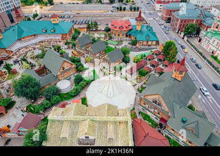 Kazan, Russia. Settembre 10, 2022. Complesso Tugan Avylym. Tradizionale architettura Tatar. Ethnocomplesso con musei, ristoranti e attrazioni. Una popolare attrazione turistica. Vista dall'alto. Foto Stock