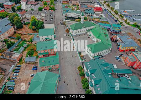 Vecchio quartiere Tatar. Tradizionale quartiere Tatar sulla riva del lago Kaban a Kazan. Vista sulla Moschea di al-Marjani. Vista dall'alto. Foto Stock