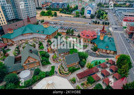 Kazan, Russia. Settembre 10, 2022. Complesso Tugan Avylym. Tradizionale architettura Tatar. Ethnocomplesso con musei, ristoranti e attrazioni. Una popolare attrazione turistica. Vista dall'alto. Foto Stock