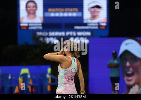 Chennai, Tamil Nadu, India. 18th Set, 2022. Linda Fruhvirtova, Repubblica Ceca, celebra la sua vittoria contro Magda Linetta, Polonia, durante la finale femminile del torneo di tennis Chennai Open 2022 del WTA Tour a Chennai. (Credit Image: © Sri Loganathan/ZUMA Press Wire) Foto Stock