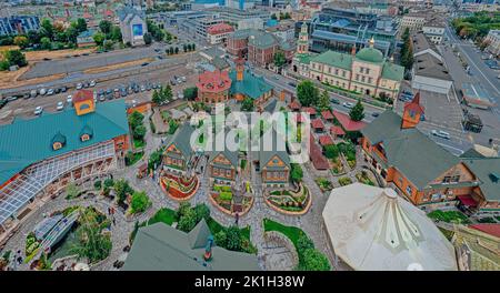 Kazan, Russia. Settembre 10, 2022. Complesso Tugan Avylym. Tradizionale architettura Tatar. Ethnocomplesso con musei, ristoranti e attrazioni. Una popolare attrazione turistica. Vista dall'alto. Foto Stock