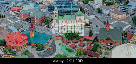 Kazan, Russia. Settembre 10, 2022. Complesso Tugan Avylym. Tradizionale architettura Tatar. Ethnocomplesso con musei, ristoranti e attrazioni. Una popolare attrazione turistica. Vista dall'alto. Foto Stock