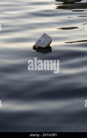 Bottiglie di plastica che nuotano sul mare adriatico Foto Stock