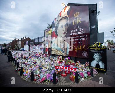 I membri del pubblico visitano un murale alla Regina Elisabetta II sulla Shankill Road a Belfast, davanti al minuto di silenzio nazionale in memoria della Regina Elisabetta II Il paese osserva un minuto di silenzio per ricordare la Regina, con persone invitate a celebrare l'occasione privatamente a casa, a casa o per strada, o in occasione di eventi e di veglie della comunità. Data immagine: Domenica 18 settembre 2022. Foto Stock