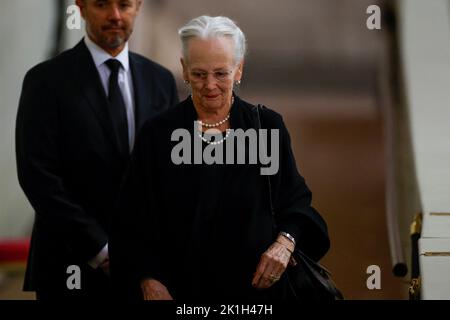 La regina Margrethe e il principe ereditario Frederik della Danimarca hanno visto la bara della regina Elisabetta II, situata in stato sulla catafalque nella Westminster Hall, presso il Palazzo di Westminster, Londra. Data immagine: Domenica 18 settembre 2022. Foto Stock