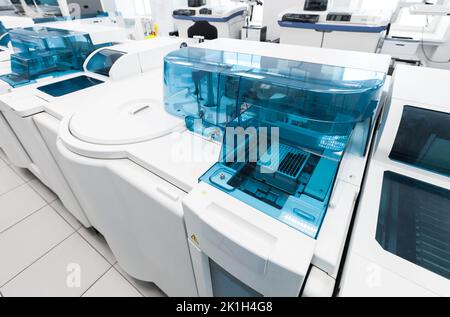 Frammento di sistema pre-analitico degli esami del sangue. Laboratorio clinico e banche del sangue apparecchiature completamente automatizzate si trovano in una sala di laboratorio bianca Foto Stock