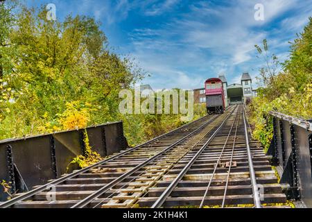 Funivia della storica Duquesne Incline che salirà sulle alture di Washington a Pittsburgh, Pennsylvania. Foto Stock