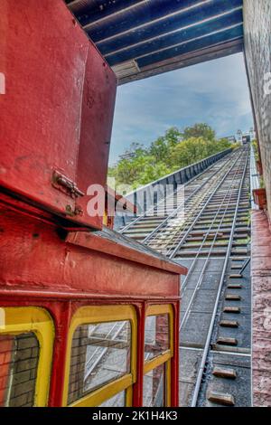 Funivia e rotaie della storica Duquesne Incline che conduce dalla stazione inferiore sulle alture di Washington a Pittsburgh, Pennsylvania. Foto Stock