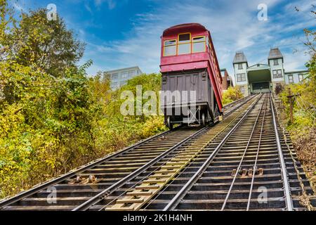 Funivia della storica Duquesne Incline che salirà sulle alture di Washington a Pittsburgh, Pennsylvania. Foto Stock