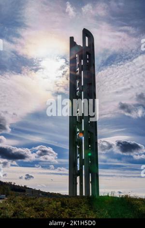 La Torre delle voci si distingue contro il drammatico cielo mattutino del 11th settembre al Flight 93 Memorial di Stoystown, Pennsylvania. Foto Stock
