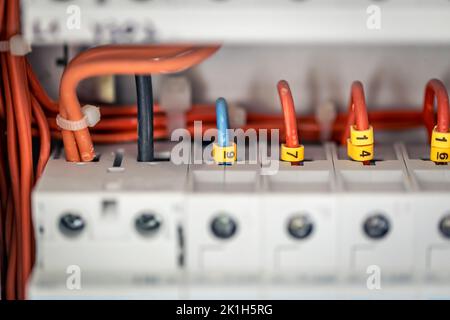 Quadro elettrico con fusibili e contattori, primo piano. Foto Stock