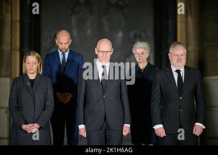 Edimburgo Scozia, Regno Unito 18 settembre 2022. Momento nazionale di riflessione.con i politici scozzesi del Partito nazionale Jenny Gilruth, John Swinney e Angus Robertson alla Casa di Sant’Andrea, che tengono un minuto di silenzio dopo la morte di sua Maestà la Regina Elisabetta II. Credit sst/alamy live news Foto Stock