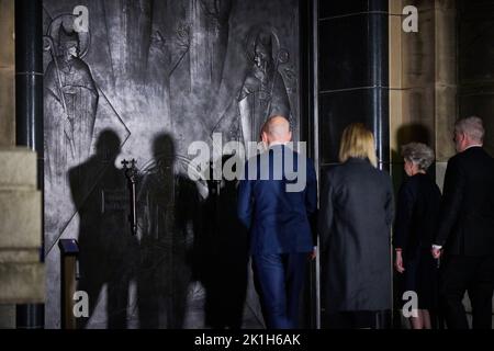 Edimburgo Scozia, Regno Unito 18 settembre 2022. Momento nazionale di riflessione.con i politici scozzesi del Partito nazionale Jenny Gilruth, John Swinney e Angus Robertson alla Casa di Sant’Andrea, che tengono un minuto di silenzio dopo la morte di sua Maestà la Regina Elisabetta II. Credit sst/alamy live news Foto Stock