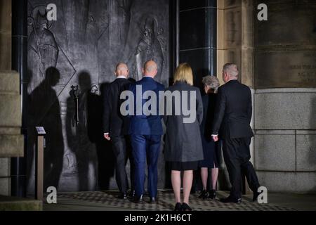 Edimburgo Scozia, Regno Unito 18 settembre 2022. Momento nazionale di riflessione.con i politici scozzesi del Partito nazionale Jenny Gilruth, John Swinney e Angus Robertson alla Casa di Sant’Andrea, che tengono un minuto di silenzio dopo la morte di sua Maestà la Regina Elisabetta II. Credit sst/alamy live news Foto Stock