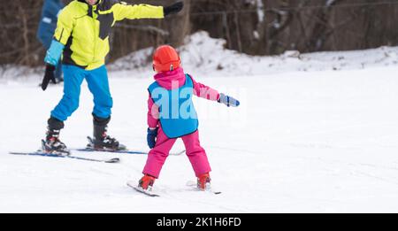 master class sci per bambini con istruttore nella scuola di sport invernali per bambini. Foto Stock