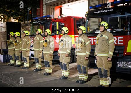 18/09/2022. Londra, Regno Unito. I vigili del fuoco della stazione dei vigili del fuoco di North Kensington a Notting Hill osservano un silenzio di un minuto per la regina Elisabetta II, davanti a un funerale di stato il lunedì mattina. Il più lungo monarca regnante della Gran Bretagna, la regina Elisabetta II, passò via al castello di Balmoral all'età di 96 anni. Photo credit: Ben Cawthra/Sipa USA **NO UK SALES** Foto Stock